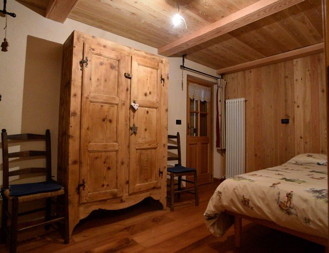 Camera da letto stile alpino