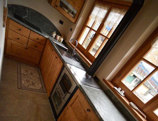 Cucina in pietra e legno